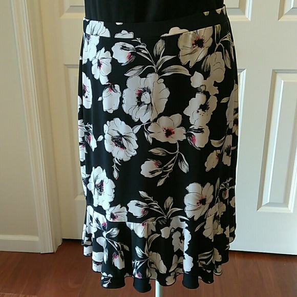 White House Black Market Dresses & Skirts - White House Black Market Floral Skirt Size M